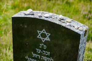 Gravestone with star of david and stones